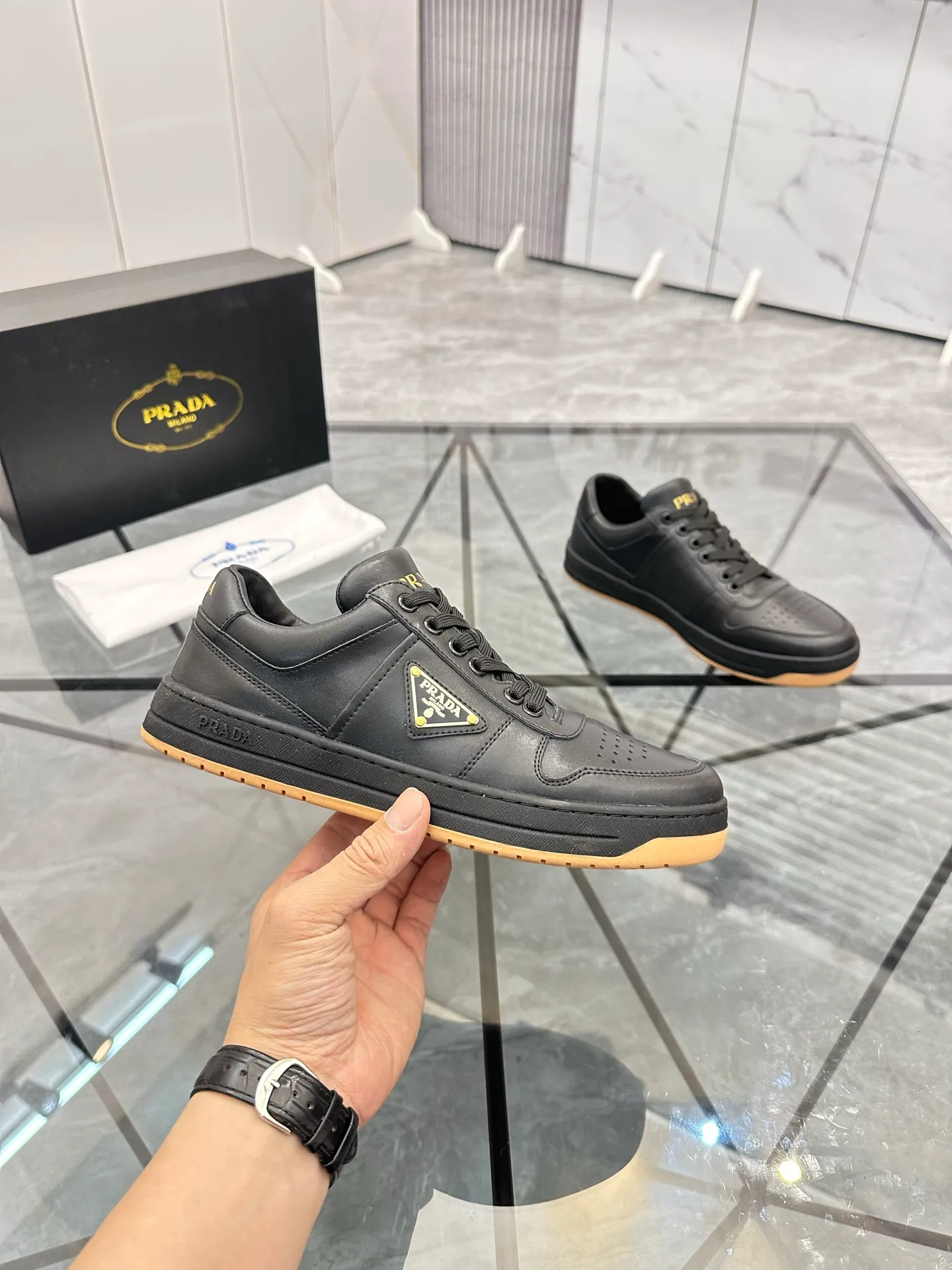 Men's shoes: 💰P400¥ Product trademark: Prada *"Prada*" low-top casual shoes Regular size: 38-44 (can be customized to 45) Product materials: imported cowhide upper, sheepskin lining, original outsole. Number: 020